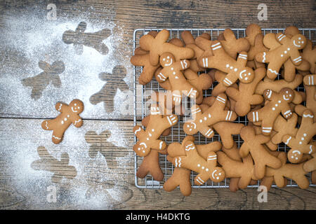 Les hommes d'épices Biscuits sur une grille de refroidissement Banque D'Images