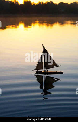 Old vintage sur un yacht de bassin lac encore au lever du soleil. Silhouette. UK Banque D'Images