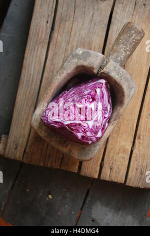 Alimentation saine. Partie de chou rouge sur la table en bois vintage. Banque D'Images