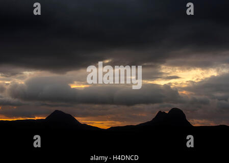 Menaces sur la montagne au coucher du soleil, Suilven Inverpolly National Nature Reserve, Sutherland, Highlands, Scotland Banque D'Images