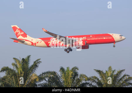 Kuala Lumpur Malaisie/Februar 10, 2015 : Airbus A330 d'Air Asia X, à l'atterrissage à l'aéroport de Kuala Lumpur. Banque D'Images