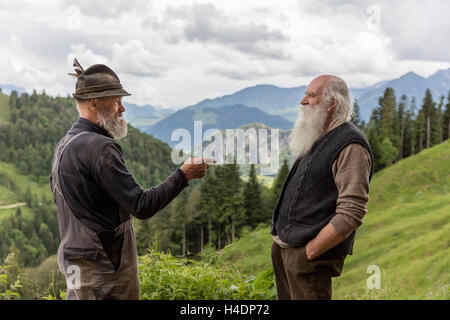 Les hommes dans la conversation, de l'Alp, l'Autriche, l'Allemagne, région frontalière, Banque D'Images