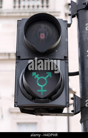À pied des signes dans les feux de circulation modifiée au cours de Gay Pride Festival, Trafalgar Square, London, England, UK Banque D'Images