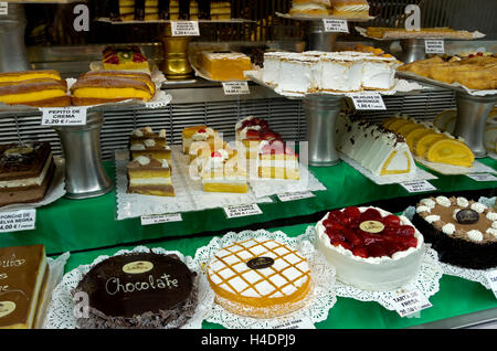 Grand écran de gâteaux et pâtisseries au comptoir de botique bar à tapas. Banque D'Images