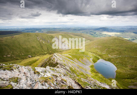 Regardant vers le bas le bord vif aux échelles et au-delà du Tarn haut de Blencathra Mountain dans le Lake District Banque D'Images