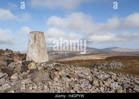 Cairn du sommet trig point à Windy Gyle entre les Cheviot Hills sur un début d'automne venteux et ensoleillé, le Northumberland Banque D'Images