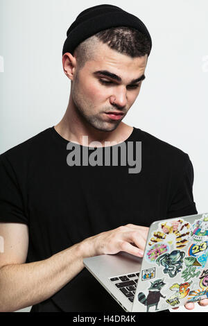 Close up of guy looking at laptop Banque D'Images