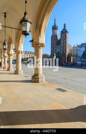 Cracovie, Pologne - Dec 18 : vue de l'église Mariacki de Sukiennice building le 18 mars 2014. Cracovie est la ville la plus visitée de la Pologne parmi les touristes étrangers. Banque D'Images