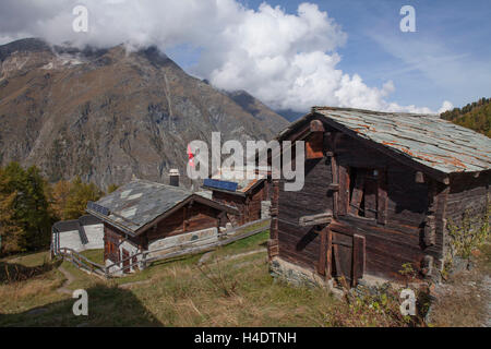 Des maisons bois Walliser avec réflecteurs solaires dans le hameau Tuftern, cérium-faiblement, Suisse Banque D'Images