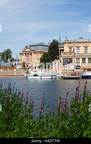 Théâtre d'état de Mecklembourg, et State Museum Schwerin, dans l'ancien jardin avec pier dans le Schweriner lake, Schwerin, Schleswig-Holstein, Allemagne, Europe Banque D'Images