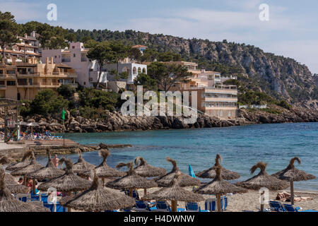 L'Espagne, les îles Baléares, Majorque, l'île de Sant Elm, plage, parasols, l'autre, de la construction, Banque D'Images