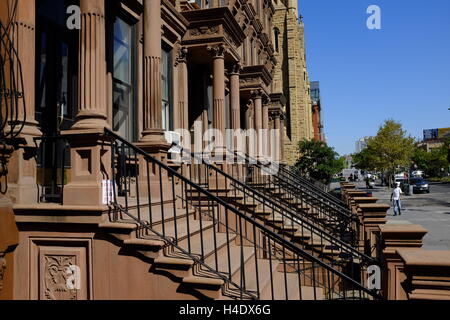 Bâtiment historique rénové appartement brownstone sur Lenox Avenue aka Malcolm X Boulevard.Harlem.Manhattan, New York City, USA Banque D'Images