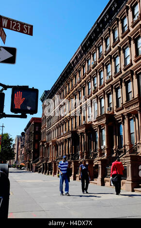 Immeuble en pierre rénové brown à 123 street et Malcolm X Boulevard dans Harlem.Manhattan,New York City, USA Banque D'Images