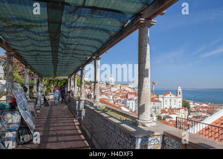 Lookout Miradouro de Santa Luzia, terrasse, avec vue sur le Tage et le quatrième Alfama, Lisbonne, Portugal Banque D'Images