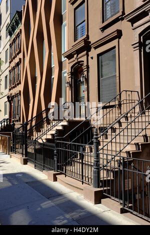 Une maison nouvellement construite entre les immeubles brownstone classique rénové.Harlem,.Manhattan New York City, USA Banque D'Images