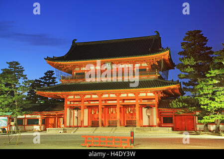 Le Japon, Kyoto, embarquement à Heian-Jingu Shrine Otenmon gates dans la nuit Banque D'Images