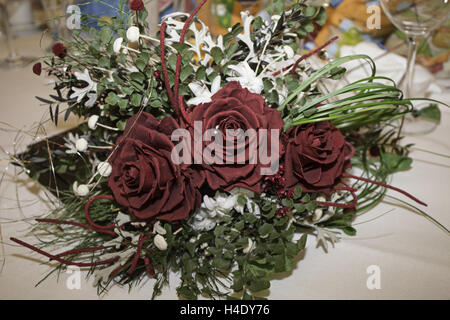 Palefreniers roses en centre de table, de la célébration nuptiale Banque D'Images
