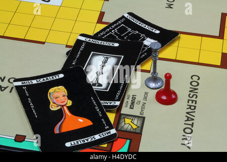 1960 UK Edition du jeu de mystère du meurtre de maison Cluedo ou indice. Miss Scarlett dans la véranda avec le chandelier Banque D'Images