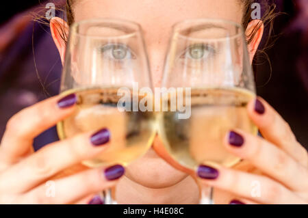 24-year-old Katie Dowding, de la société de vin mousseux anglais pouring verres de vin pétillant à l'alimentation et l'Engl Glynde Banque D'Images