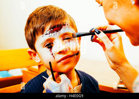 Mignon petit enfant faisant facepaint sur anniversaire, Apo zombie Banque D'Images