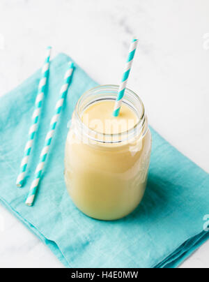 Noix de coco Mangue smoothie yogourt dans un bocal en verre Banque D'Images