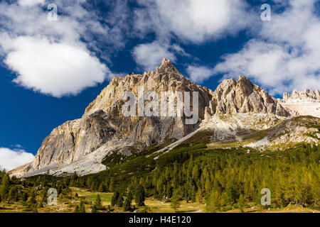 Monte Lagazuoi, Passo Falzarego. Les Dolomites d'Ampezzo en automne. Dolomiti. Vénétie, Alpes italiennes, Europe. Banque D'Images