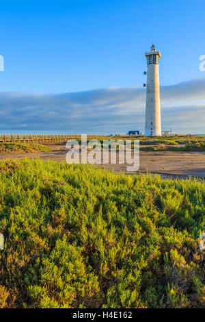 Phare sur Morro Jable Beach sur la Péninsule de Jandia au coucher du soleil la lumière, Fuerteventura, Îles Canaries, Espagne Banque D'Images