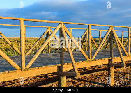 Passerelle en bois pour piétons près de la plage de Morro Jable phare dans le coucher du soleil, la lumière chaude de l'île de Fuerteventura, Espagne Banque D'Images