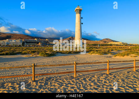 Phare sur Morro Jable Beach sur la Péninsule de Jandia au coucher du soleil la lumière, Fuerteventura, Îles Canaries, Espagne Banque D'Images