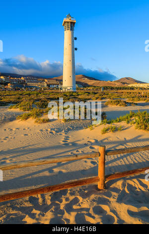 Phare sur Morro Jable Beach sur la Péninsule de Jandia au coucher du soleil la lumière, Fuerteventura, Îles Canaries, Espagne Banque D'Images