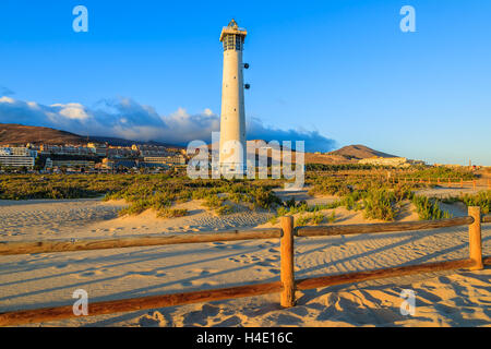 Phare sur Morro Jable Beach sur la Péninsule de Jandia au coucher du soleil la lumière, Fuerteventura, Îles Canaries, Espagne Banque D'Images