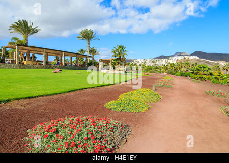 LAS PLAYITAS, à Fuerteventura - DEC 7, 2014 : beaux jardins de l'hôtel sur la côte de l'île de Fuerteventura. Canaries sont une destination de vacances populaire. Banque D'Images