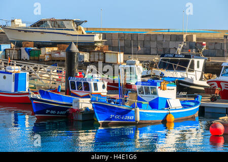 GRAN TARAJAL, PORT DE L'île de Fuerteventura - Feb 4, 2014 : bateaux de pêche au port de Gran Tarajal, ville de l'île de Fuerteventura, Espagne. Canaries sont une destination touristique populaire. Banque D'Images