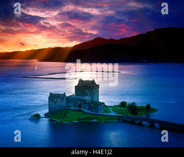 Gb - Ecosse : le château d'Eilean Donan et loch duich au coucher du soleil Banque D'Images