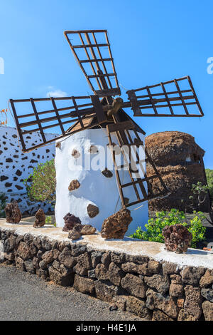 Ancien moulin à vent dans un paysage de campagne à la Oliva village, Fuerteventura, Îles Canaries, Espagne Banque D'Images