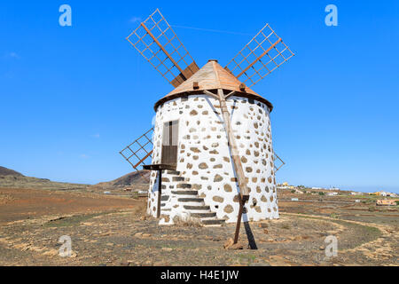 Ancien moulin à vent en campagne de Llanos de la Concepcion village, Fuerteventura, Îles Canaries, Espagne Banque D'Images