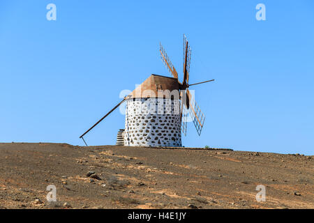 Ancien moulin à vent en campagne de Llanos de la Concepcion village, Fuerteventura, Îles Canaries, Espagne Banque D'Images