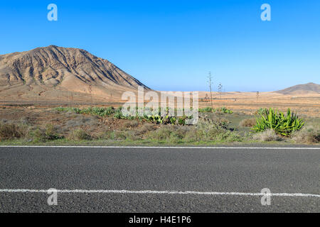 Paysage de montagne et de route près de la ville de Tindaya, Fuerteventura, Îles Canaries, Espagne Banque D'Images