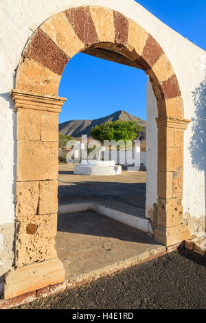 Arche blanche avec porte encadrée de montagnes, l'entrée à petite église à Tefia village, Fuerteventura, Îles Canaries, Espagne Banque D'Images