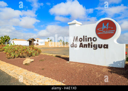 ANTIGUA, l'île de Fuerteventura - DEC 6, 2014 : panneau d'entrée au musée en ville où les vieux moulins sont situés, le plus célèbre monument de l'île de Fuerteventura. Banque D'Images