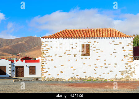 Maisons blanches typiques construits en style esthétique dans les zones rurales de l'île de Fuerteventura, Espagne Banque D'Images