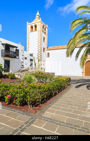 Place en face de la belle cathédrale Santa Maria de Betancuria Fuerteventura, Îles Canaries, Espagne Banque D'Images