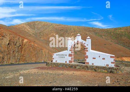 Portail blanc traditionnel construit de pierres de lave de frontière commune indiquant Tujineje ville, Fuerteventura, Îles Canaries, Espagne Banque D'Images