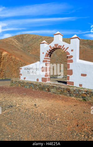 Portail blanc traditionnel construit de pierres de lave de frontière commune indiquant Tujineje ville, Fuerteventura, Îles Canaries, Espagne Banque D'Images