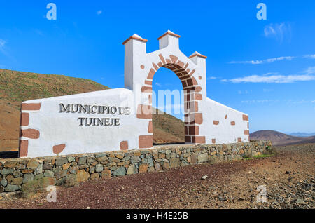 Portail blanc traditionnel construit de pierres de lave de frontière commune indiquant Tujineje ville, Fuerteventura, Îles Canaries, Espagne Banque D'Images