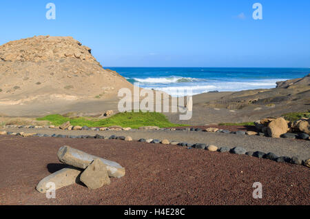 Sentier pédestre à La Pared plage et l'océan en arrière-plan, Fuerteventura, Îles Canaries, Espagne Banque D'Images