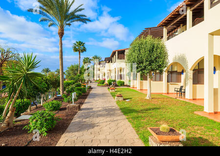 Appartements de vacances dans un jardin tropical le long d'une promenade dans la ville de Morro del Jable, Fuerteventura Island, Espagne Banque D'Images