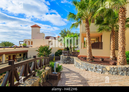 MORRO JABLE FUERTEVENTURA - DEC 6, 2014 : Marcher dans l'allée des jardins tropicaux luxueux de l'hôtel Barcelo Jandia Mar, c'est une destination de vacances populaire pour les touristes sur l'île de Fuerteventura. Banque D'Images