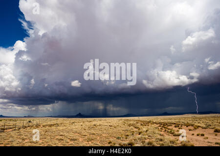 Un puissant orage d'été avec des nuages spectaculaires de cumulonimbus traverse le désert du nord-est de l'Arizona Banque D'Images