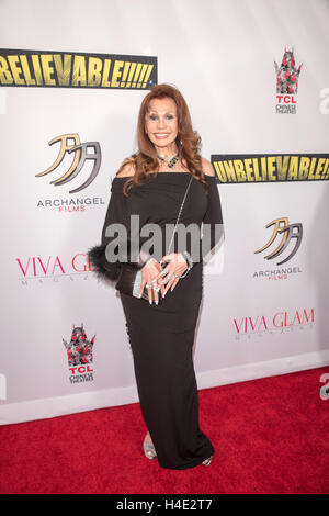 Barbara Luna arrive à la première du film Unvelievable, 50e anniversaire partie Star Trek countdown et tapis rouge à TLC Chinese Theatre Le 7 septembre 2016 à Hollywood, Californie. Banque D'Images